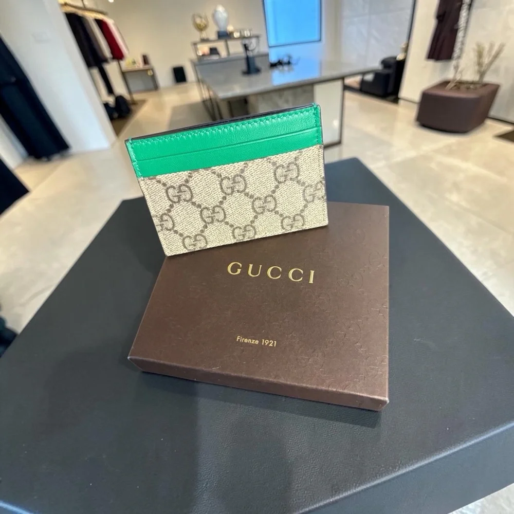 Gucci Beige GG Supreme Card Holder with Green Trim /NWOT - Picture 1 of 4